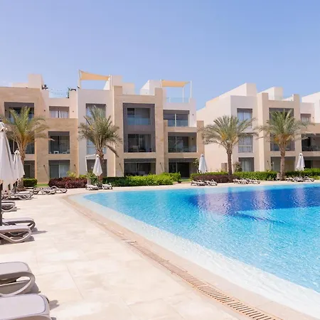 Modern Apartment With Large Pool & Beach Access
