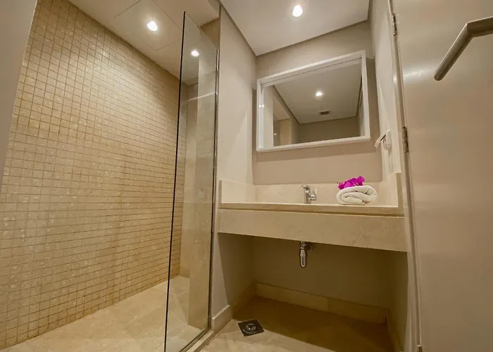 شقة Modern With Large Pool & Access