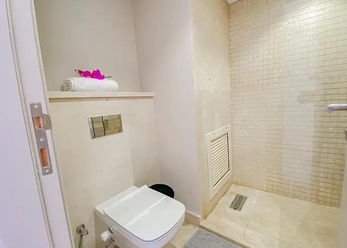شقة Modern With Large Pool & Access *