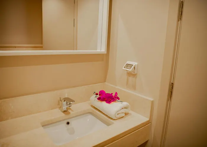 Modern With Large Pool & Access شقة *
