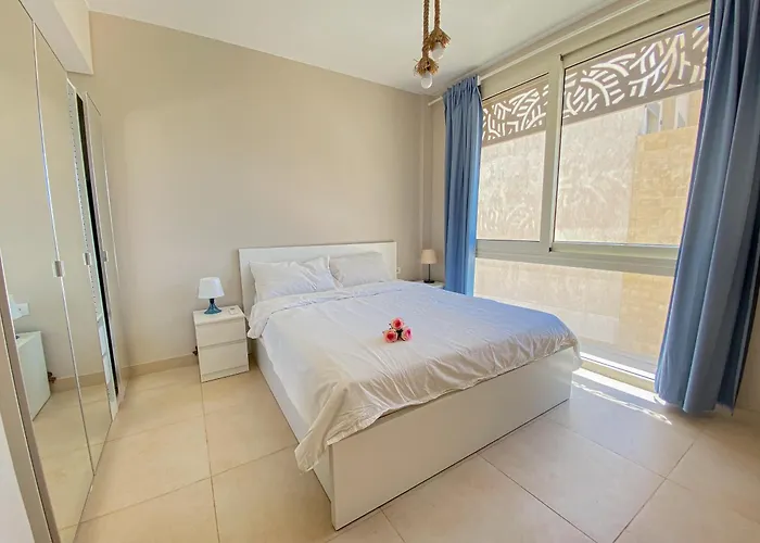 شقة Modern With Large Pool & Access *